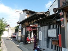 左の路地を入って行くと「奈良町資料館」、骨董屋のような雰囲気ですが？…、

アマチュアの方が彼女でしょうか？、ポートレートを撮影してました…、う～ん、昔を思い出して口を出したくなりますが止めておきます。

＊位置情報がずれていますご注意下さい　詳細はクチコミでお願いします