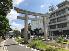 鶴岡八幡宮の、いちばん外側の鳥居、一の鳥居。