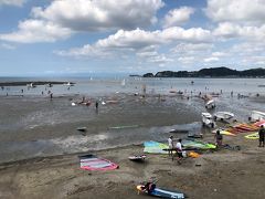 材木座海岸の東の端、和賀江嶋。
干潟になっているので、ウィンドサーフィンの基地になっています。