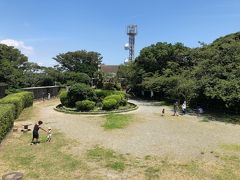 公園の展望台から見た、公園の広場。