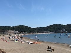 山の急な坂道を下って、逗子の街へ。
逗子海水浴場も、いつもの年より、寂しそうです。