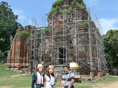２４＜大貯水池内寺院「ロレイ」＞
「ロレイ」は、かつて巨大な貯水池の中央島に築かれた寺院だった。
現在では水は枯れ、水田にの中にぽつんとある寺院となっている。
プリア・コーと似た造りだが規模は小さく、基壇の上に４基の祠堂が田の字状に建てられている。　父に遠慮して小さく造ったのかな？