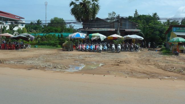 １＜すべて奥にある訳は？＞<br />シェムリアップのいろんな店は、どこも道路よりかなり奥に店がある。そして、たいてい水たまりだ。駐車スペースなのだろうか？とは言っても、庶民はほとんどバイクなので、こんなスペースいらないと思うのだが・・・。<br /><br />