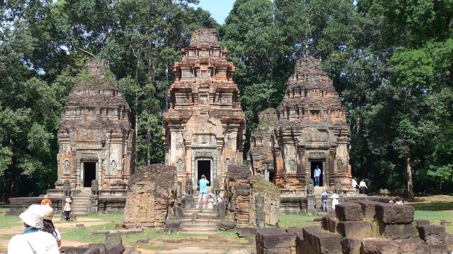 ３＜プリア・コー＞<br />プリア・コーとは「聖なる牛」の意味。この寺院はクメール王朝の創始者ジャヤヴァルマン２世の供養のために建てられたもの。<br />正面から見ると３基の祠堂があるようにしか見えないが、背後にも３基の祠堂がある。１基見えるでしょ？