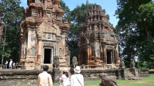 ２＜王朝最古の寺院「プリア・コー」＞<br />国道６号線を走ること約20分、シェムリアップ東方にある「ロリュオス遺跡群」の一つ「プリア・コー」に到着。<br />ここは、クメール王朝最古の寺院。参道を通り境内へ入る様式は、この時代に確立されたという。　うん、なかなかいい雰囲気の遺跡だ。