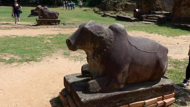 ４＜なぜ、後ろ向き？＞<br />祠堂の方を向いて「聖牛ナンディ」が３体置かれている。<br />ところで、ナンディ（なんで）後ろ向きなの？　ご主人の「シヴァ神」のお呼びを待っているのかな？　※オヤジギャグ失礼・・・<br />