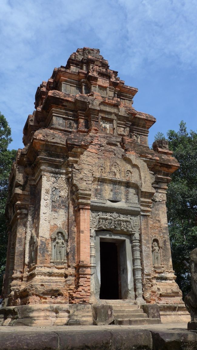 ５＜中央祠堂＞<br />国王とシヴァ神が合体した「パラメシュヴァラ」を祀る中央祠堂は、さすがに他の祠堂より大きく、造りも堂々としている。アンコールワットのような華やかさはないが、気品のある祠堂だ。