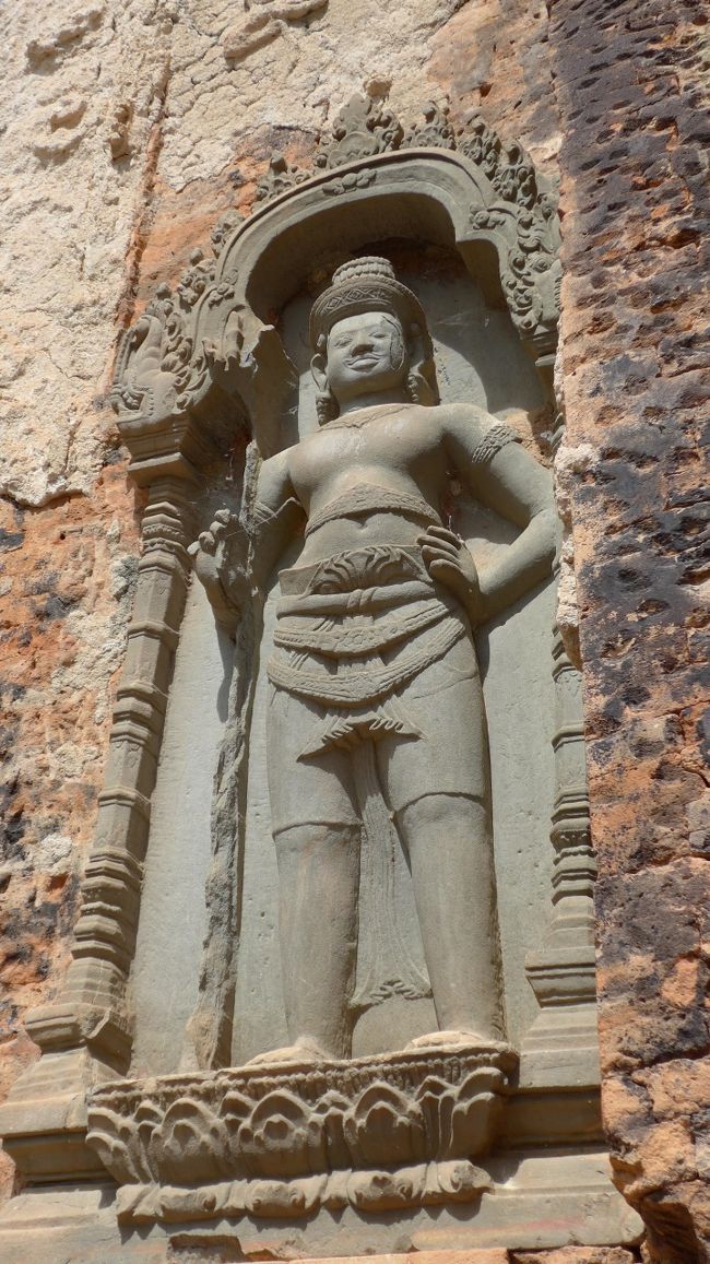 ７＜金剛力士像＞<br />入り口の両側には、二体の金剛力士像が悪霊の侵入に目を光らせる。<br />どの祠堂もかなり傷みが激しいが、それぞれの祠堂にある金剛力士像は比較的状態がいい。この部分だけ、砂岩で造られているからだろう。