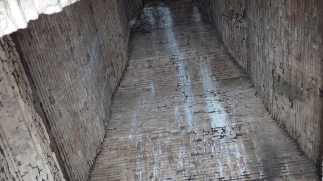 ８＜れんが作り＞<br />祠堂の内部をのぞくと、この寺院が大量のレンガを積み重ねて造られているのが分かる。寺院が赤っぽく見えたのは、このレンガの色だ。<br />創建当時は、レンガの上に漆喰が塗られ真っ白い外観だったという。