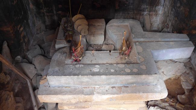 ９＜リンガはどこ行った？＞<br />祠堂内部は、岩が転がり散乱状態。<br />これは、女性器を模した豊穣多産の象徴「ヨニ」。本来は、この中心に男性器を模した子孫繁栄の象徴「リンガ」があるはずだが・・・。<br />だれだ、持ってっちゃったのは！<br /><br /><br />