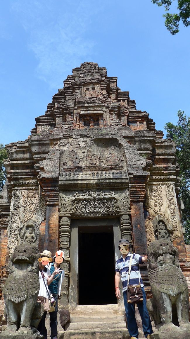 １０＜獅子「シンハ」＞<br />こちらは、ジャヤーヴァルマン2世の先祖を祀った北側祠堂。<br />入口にある２体の獅子「シンハ」は、たてがみが長く胴が短い、古い様式だそうで、まるで「待て！」をしているみたい。