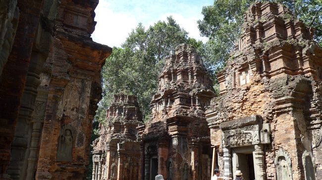 １１＜後ろ３基の祠堂＞<br />後ろにあるのは、ジャヤーヴァルマン2世と父、祖父の妻たちを祀った祠堂。男性陣を祀った前列のものより小ぶりに造られている。<br />今だと「女性蔑視！」「祠堂ハラ！」と訴えられちゃうだろう。