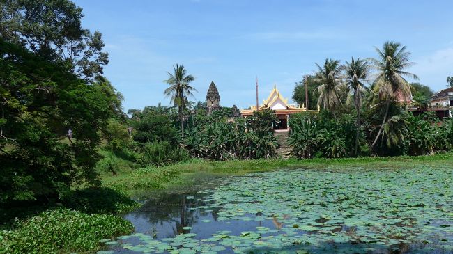 １２＜山岳型寺院「バコン」＞<br />プリア・コーの１㎞ほど南側あるのが、山岳型寺院「バコン」。<br />アンコールワットと同じように、周りに濠が巡らされている。<br />バコンは、周囲に環濠を巡らした最初の寺院。<br />