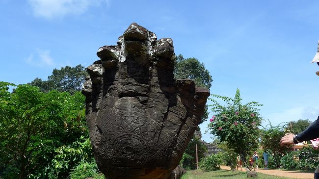 １３＜ナーガ＞<br />参道の入り口にあるナーガ像。胴体が欄干となっている。<br />ナーガの欄干は、アンコールワットやクメール寺院で見ることができるが、ここバコンが発祥の地。　このナーガ、とてもナ～ガイですょ。