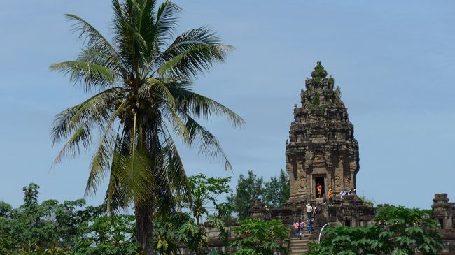 １４＜中央祠堂＞<br />バコンの中央にそびえる中央祠堂は、ヒンドゥー教の聖地「須弥山（しゅみせん）」を表現。アンコールワットの中央祠堂と同じだね。<br />椰子の木がいい味出している。<br />