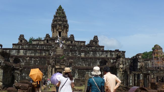 １５＜ピラミッド型（山岳型）寺院＞<br />バコンは、５層の基壇からなるピラミッド状の建物で、このようなピラミッド型（山岳型）寺院としてはカンボジアで最初に造られたもの。<br />アンコールのルーツということで、いろいろと「初物」が多いですな。