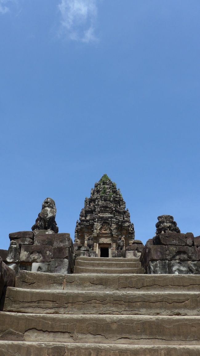 １６＜山岳型寺院の系譜＞<br />この山岳型寺院は、その後、9世紀末の「プノン・バケン」、11世紀初頭の「タ・ケウ」、11世紀中期の「バプーオン」と続き、最後に12世紀初頭の「アンコール・ワット」へと繋がっていく。<br />しかし、この暑い中、階段を上るのはマジきついわ！！