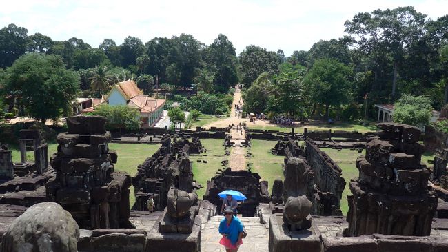 １７＜途中で休憩＞<br />ああ、しんど。熱中症防止のため階段の途中で休憩。<br />後ろを振り向くと、まっすぐの参道と左右対称の諸堂や獅子像など、アンコールワットとよく似た造りが見られた。