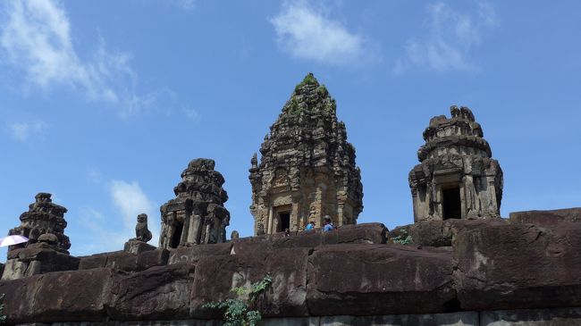 １８＜たくさんの祠堂＞<br />大きな建物は第５基壇の中央祠堂、その他は第４基壇に建つ小祠堂群。<br />中央祠堂まであともう少しだ。頑張るぞ。