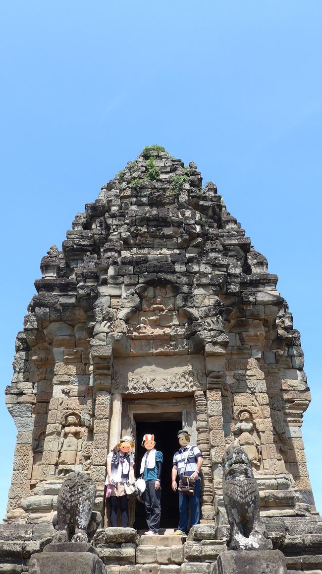 １９＜中央祠堂＞<br />なんとか、かんとか頂上まで上ってきた。かなりバテたが、達成感あり。<br />この祠堂は９世紀創建当時のものでなく、12世紀に建て直されたもの。<br />中には、ぽつんと小さな仏像が祀られていた。