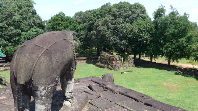 ２１＜ロリュオス遺跡群の聖霊獣＞<br />ロリュオス遺跡群では、象やナーガ（神蛇）、シンハ（獅子）、ナンディ（聖牛）などヒンドゥー教の聖霊獣がよく見られる。<br />ここの象さんは、みんな鼻がなくなっていてかわいそうだゾウ。