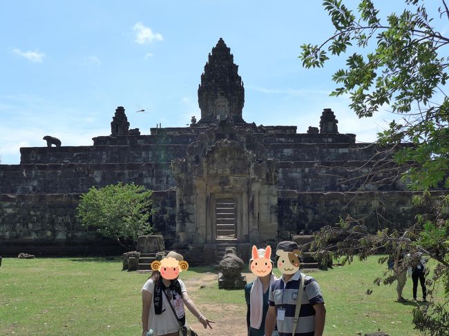 ２２＜バコン裏側＞<br />ここは、バコンの裏側。こうして見ると、シンプルな寺院ですな。<br />階段を下りたところにいたのは、聖牛ナンディ。<br />シヴァ神が下りてくるのをずっと待っているんだね。健気だなあ。<br /><br /><br />