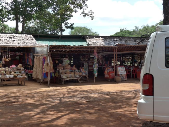 ２３＜３つめの遺跡へ＞<br />バコンから北へ２キロほどのところにある３つ目の遺跡に移動。<br />他の２つの遺跡と異なり、門前にたくさん店があった。<br />ここには、意外と観光客が来るのかもしれない。