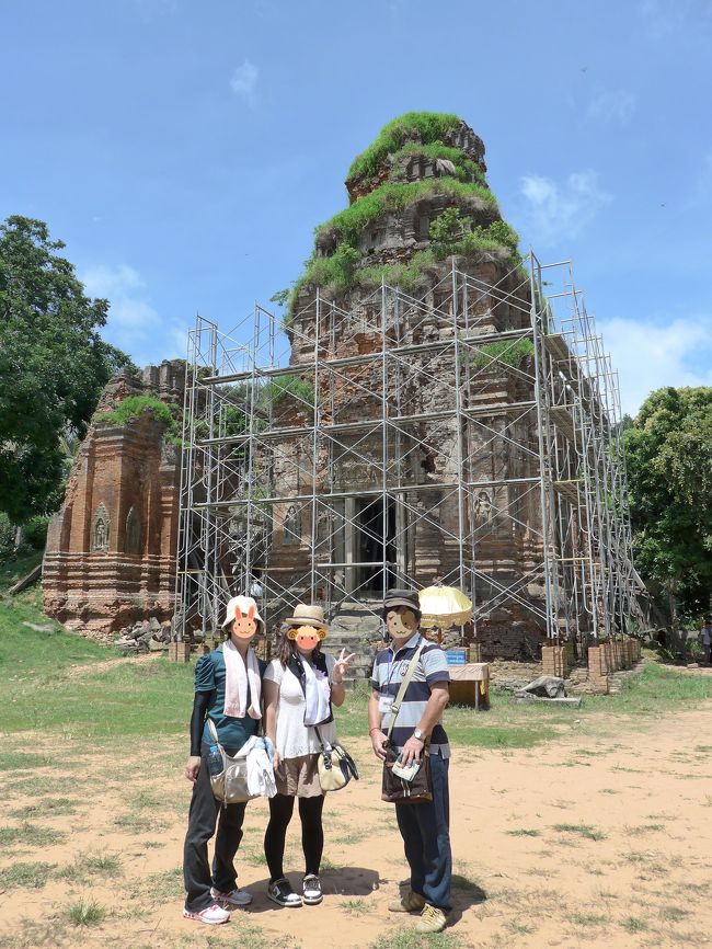２４＜大貯水池内寺院「ロレイ」＞<br />「ロレイ」は、かつて巨大な貯水池の中央島に築かれた寺院だった。<br />現在では水は枯れ、水田にの中にぽつんとある寺院となっている。<br />プリア・コーと似た造りだが規模は小さく、基壇の上に４基の祠堂が田の字状に建てられている。　父に遠慮して小さく造ったのかな？
