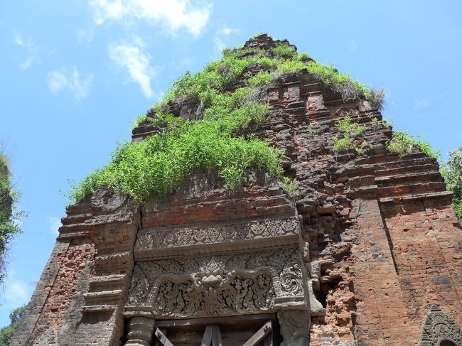 ２５＜遺跡に生える植物どうよ？＞<br />祠堂の塔の部分にたくさんの植物が生えていた。<br />大きくなると根を伸ばし、遺跡の破壊に繋がると思うのだが。<br />まあ、これはこれで、遺跡らしくていいのかも・・・。