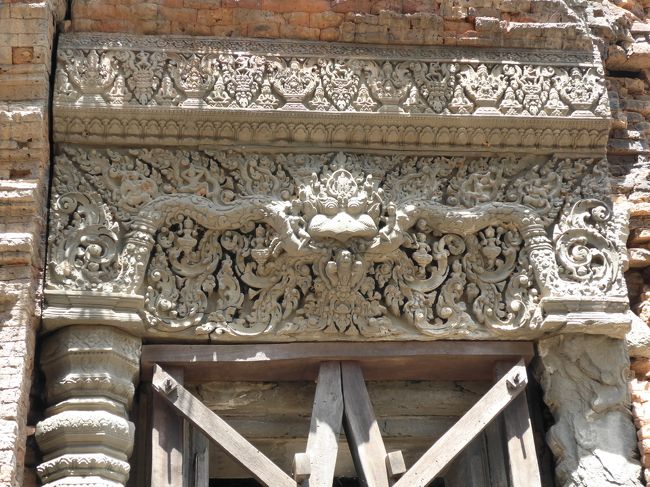 ２６＜ここでは仲良し＞<br />祠堂のレンガ部分はかなり傷んでいるのだが、砂岩でできた「まぐさ石」はとてもきれいにレリーフが残っている。<br />真ん中にいるのは聖鳥「ガルーダ」両側に伸びるのは聖蛇「ナーガ」。<br />本当は、ガルーダとナーガは仲が悪いんだけどね。