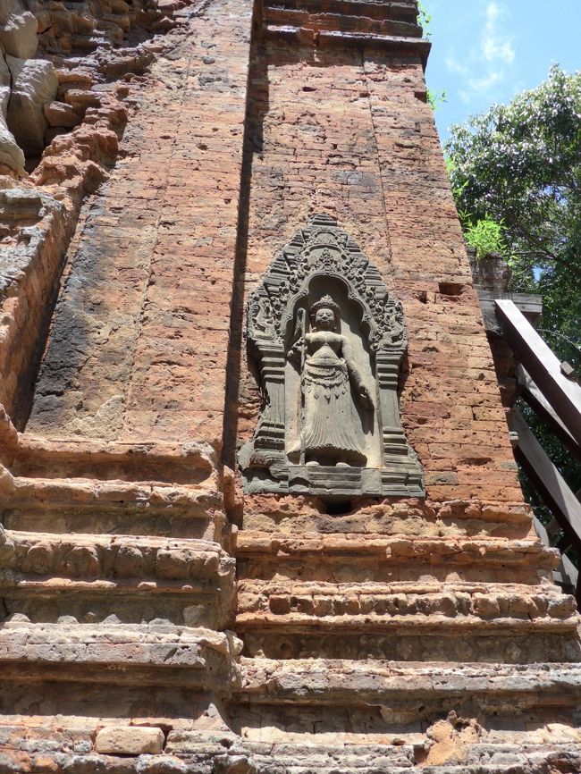 ２７＜静的なデバター＞<br />まぐさ石同様、砂岩に彫られたデバターもきれいにその姿が残っている。<br />アンコールワットやアンコールトムのデバターは凄く動的だったが、ここのデバターは静的だ。彼女たち、だんだんイケイケになっていったんだ。<br />