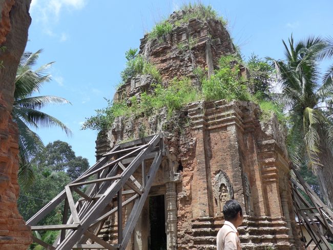 ２８＜倒壊間近？＞<br />前面右側の祠堂以外の３つの祠堂は、傷みが激しい。<br />この祠塔は、正面と右側から木で支えられている。<br />でも、大丈夫そうに見えるが・・・。<br /><br />