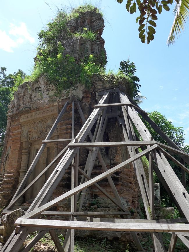 ２９＜こりゃ、やばい＞<br />いや、全然大丈夫じゃなかった。<br />斜め後方から見ると、祠堂の後部は崩れてなくなっていた。<br />こりゃ、やばいぞ！！　<br />