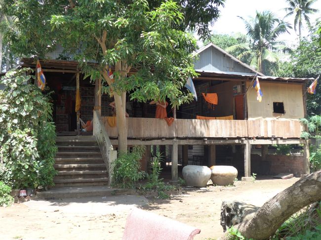 ３２＜お坊さんの家？＞<br />境内に、カンボジアでよく見る高床式の建物があり、中に若いお坊さんが何人かいた。ここに住み込んでいるのかな？<br /><br />カンボジア遺跡探検３日目Am「象・牛・蛇・鳥の共通点は？」は、以上です。　最後までごらんいただき、ありがとうございました。<br />「ロリュオス遺跡群」は、ちょっと地味ではありますが、「味」のある遺跡でした。行って本当によかったと思いました。<br /><br />次回は、一週間後に、３日目午後に行った遺跡探検記をアップする予定です。よかったらごらんください。