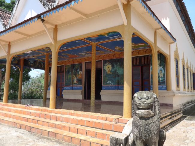 ３１＜新しい仏教寺院＞<br />寺院境内には、新しい仏教寺院も建てられていた。<br />前にいる獅子は、リユースだな。<br />３Ｒは、ここカンボジアでも実践されている！？