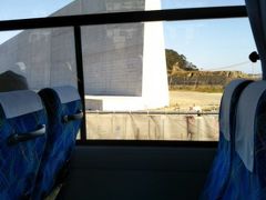 バスの中から見た建設中の高い壁は防波堤です。