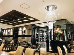 ６階のダマンリュミエールで遅めのランチを頂きます。

パリのマレ地区に本店がある紅茶専門店「ダマンフレール」と、ミシュランの星つきシェフ唐渡泰（からと やすし）さんプロデュースのフレンチレストラン「リュミエール」がコラボしたティーサロンです。