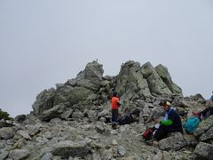 立山の最高峰・大汝山に登頂。5年ぶり2回目です。残念ながらガスの中。