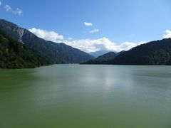 ケーブルカーで黒部湖駅に下りて、黒部ダムの堰堤上を歩いて黒部ダム駅へ。