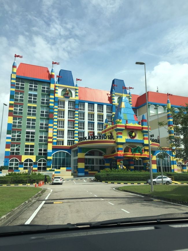 雨の中、自宅を朝7時に出発し車でジョホールまでドライブ。<br />途中1回サービスエリアで休憩して先ずはホテルへ車を駐車。<br />既に10時40分。<br />ハリラヤハジ休暇でも渋滞なし。<br />300KM以上走って高速料金は1200円くらい。