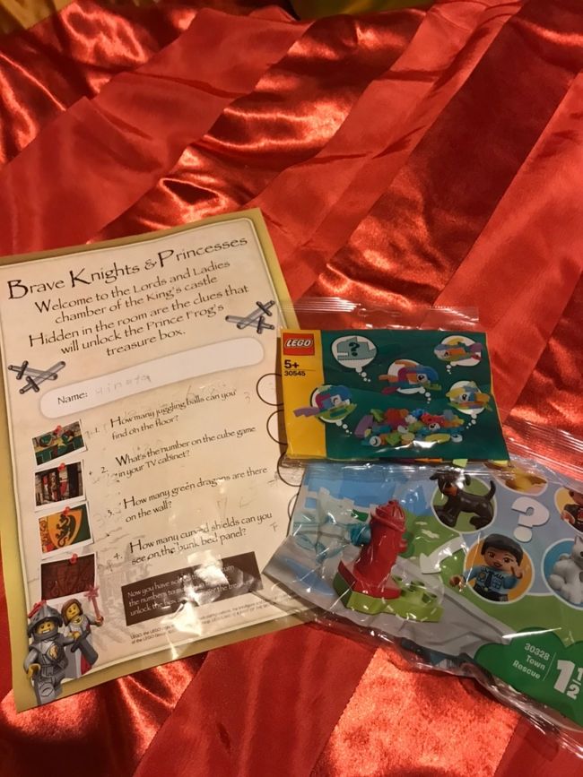 レゴランドホテルの部屋には宝探しがあって、結構楽しめます。