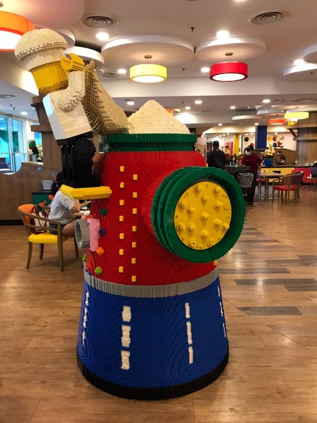 ホテルのレストランもビュッフェなし。予約制。全然面白くない。