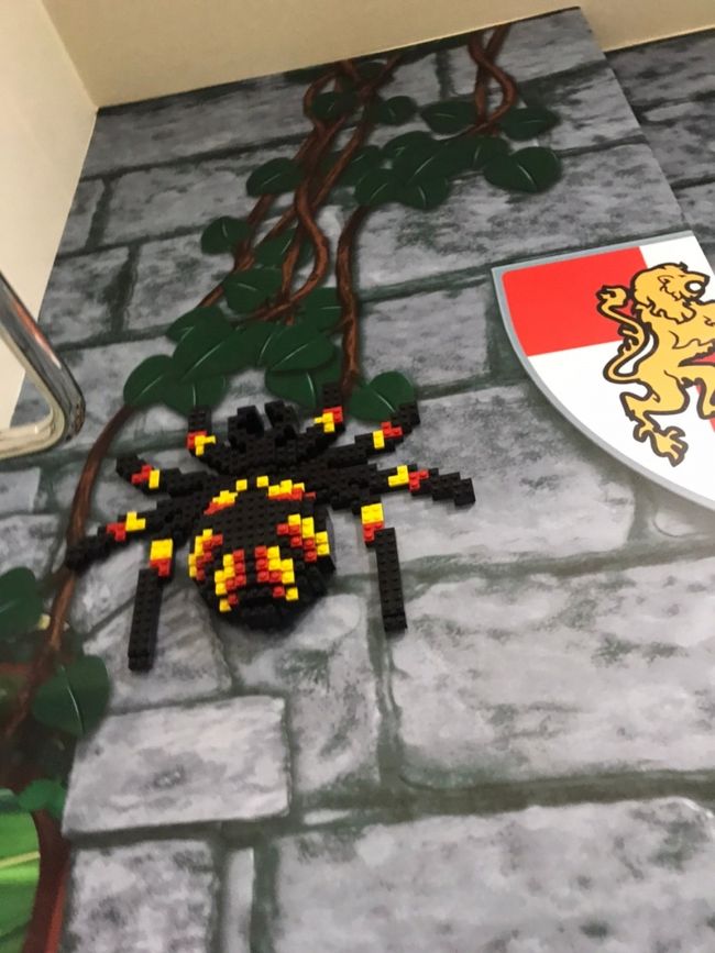 こういったレゴが部屋に飾り付けされているので子供達は全然飽きません。