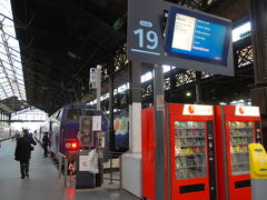 国鉄SNCFでサン・ラザール駅からヴェルノン駅まで約45分。
電車が直前まで何番線のホームに入ってくるかわからないのでしっかり掲示板をチェックしていないと！

ヴェルノン駅では電車の時間に合わせてジヴェルニー行きのバスが何台か待機してくれていたので、ジヴェルニーまでスムーズに到着。