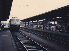 バンベルク駅

ここから、東ドイツを横断して、西ベルリン駅まで、ノン・ストップで走る特急列車に乗車。いったん乗車したら途中では乗車下車できなかったはずだ。写真は残していないが、前夜、遅くまで一緒に議論したギムナジウムの先生が見送りに来てくれた。東ドイツ通過は、当時、簡単なことではなかったのだ。