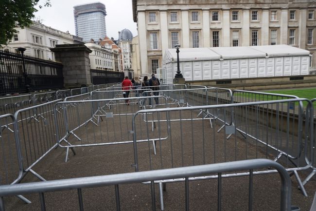 こんなぐるぐるを通って入り口に向かいます