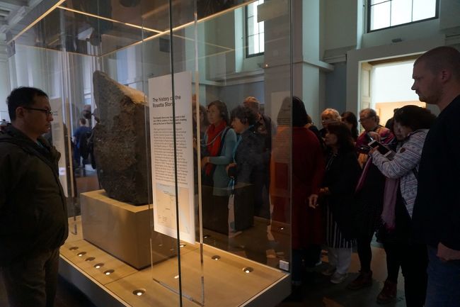 その後、説明してくれる。<br /><br />歴史に全然興味がもてなかった学生時代。<br />地理ばかり好きだったなーと思いだす。<br />去年、学生以来に社会のサブ教科書（資料集？！）を見たら、<br />あ！これ見た！美術館で。<br />これも見た！博物館で。<br />と、大人になって実際に目にしたものもたくさん載っていて楽しくなりました。<br />贅沢^^！