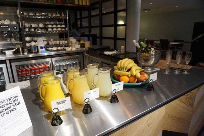 可愛いジュースにフルーツたち。