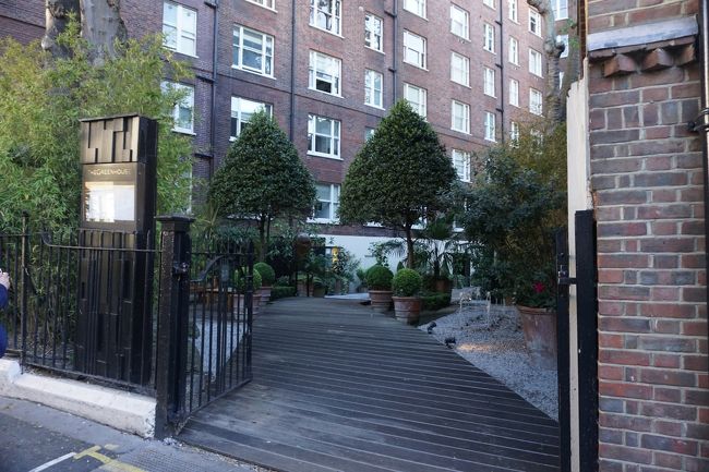 メイフェア（Mayfair）にあるレストランへ。<br />素敵な入口☆彡