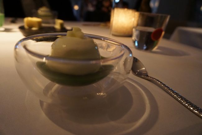 この辺りで、<br />目の前が真っ暗に＞＜＞＜＞＜＞＜＞＜！！<br /><br />あ、まずい。<br />お酒がまわりすぎたかも・・・・＞＜<br />う、どうしよう。<br />目の前がまっくらになった。<br />あ、あ、話せない＞＜<br />お水・・・＞＜と、ひとりパニック。笑<br /><br />その異変にすぐに気づいた女性のスタッフさん。<br />ものすごく優しく接してくださいました。<br />ありがとうございます！！＞＜<br />飲み方も知らずご迷惑をかけてごめんなさい＞＜